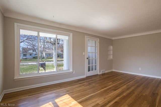 1639 Edgefield Road, Lyndhurst, OH 44124