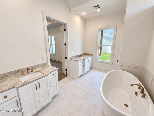 115 Fountain Meadow Drive, Broussard, LA 70518
