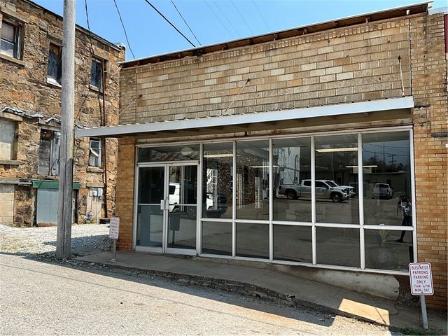 105 S College Street, Huntsville, AR 72740