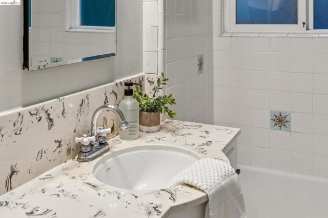 5941 5941 Keith Ave, Oakland, CA 94618