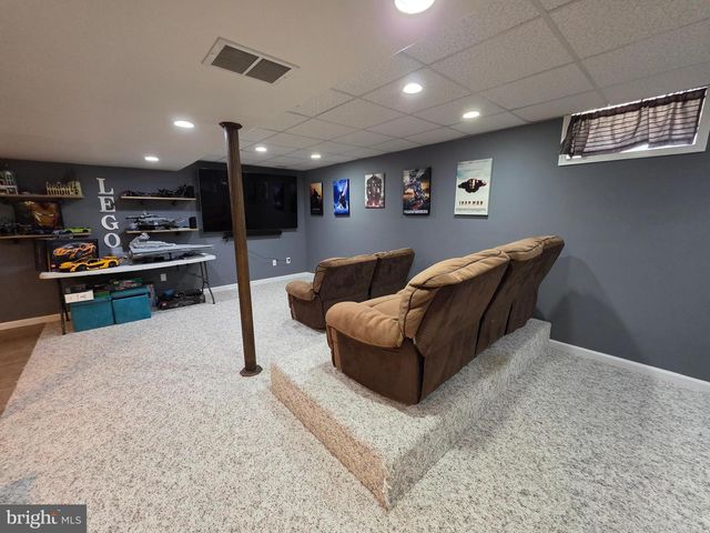 45 VALENTINE RD, Warminster, PA 18974