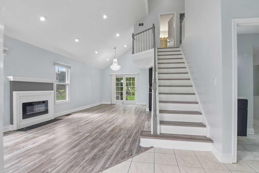 552 Delmar Court, Elk Grove Village, IL 60007 — photo 2