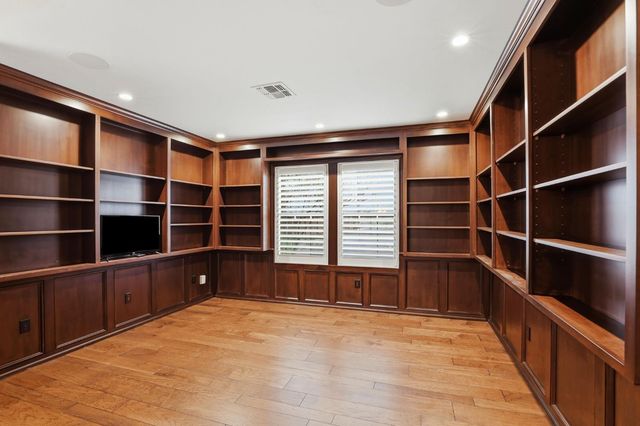 445 Sierra Ln, Sacramento, CA 95864