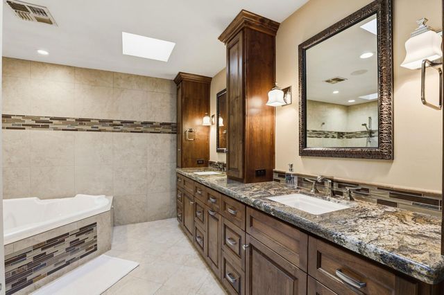 445 Sierra Ln, Sacramento, CA 95864