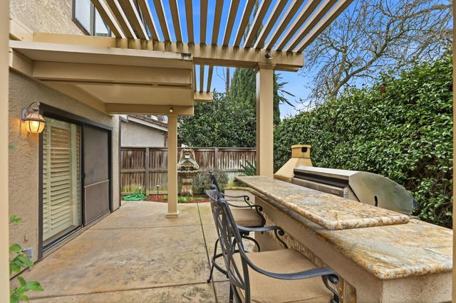 445 Sierra Ln, Sacramento, CA 95864