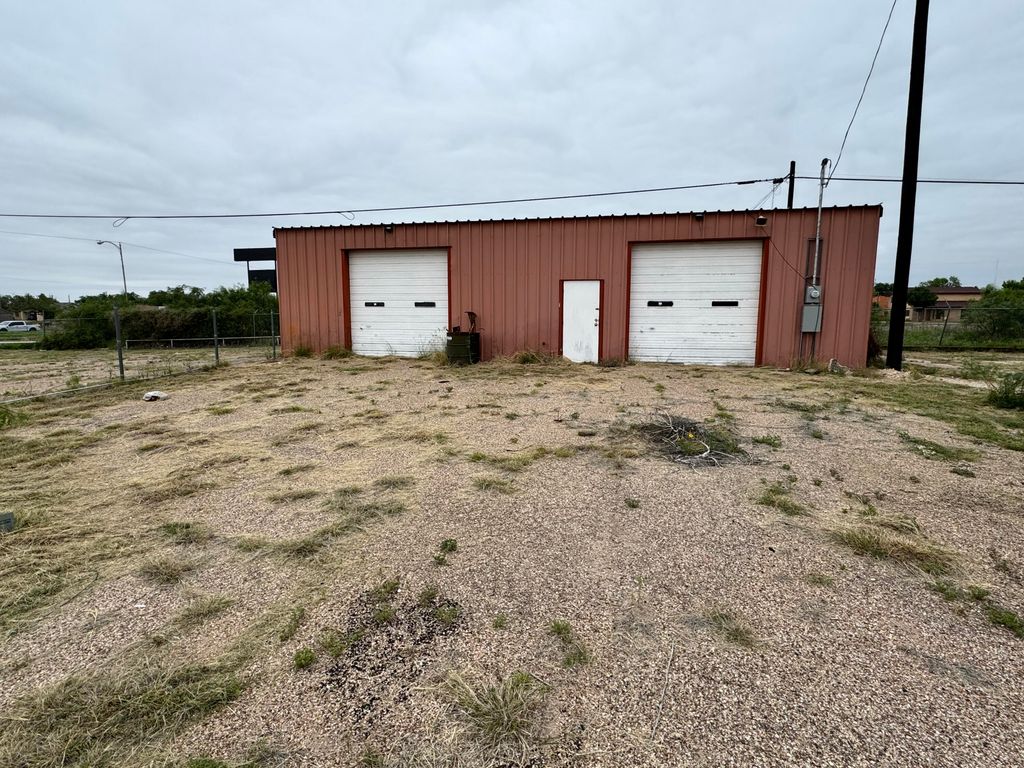 Image 11 of property listing at 1506 N Bryant Boulevard, San Angelo, TX 76903