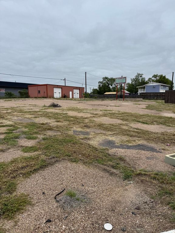 Image 3 of property listing at 1506 N Bryant Boulevard, San Angelo, TX 76903