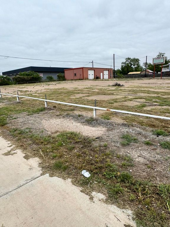 Image 5 of property listing at 1506 N Bryant Boulevard, San Angelo, TX 76903