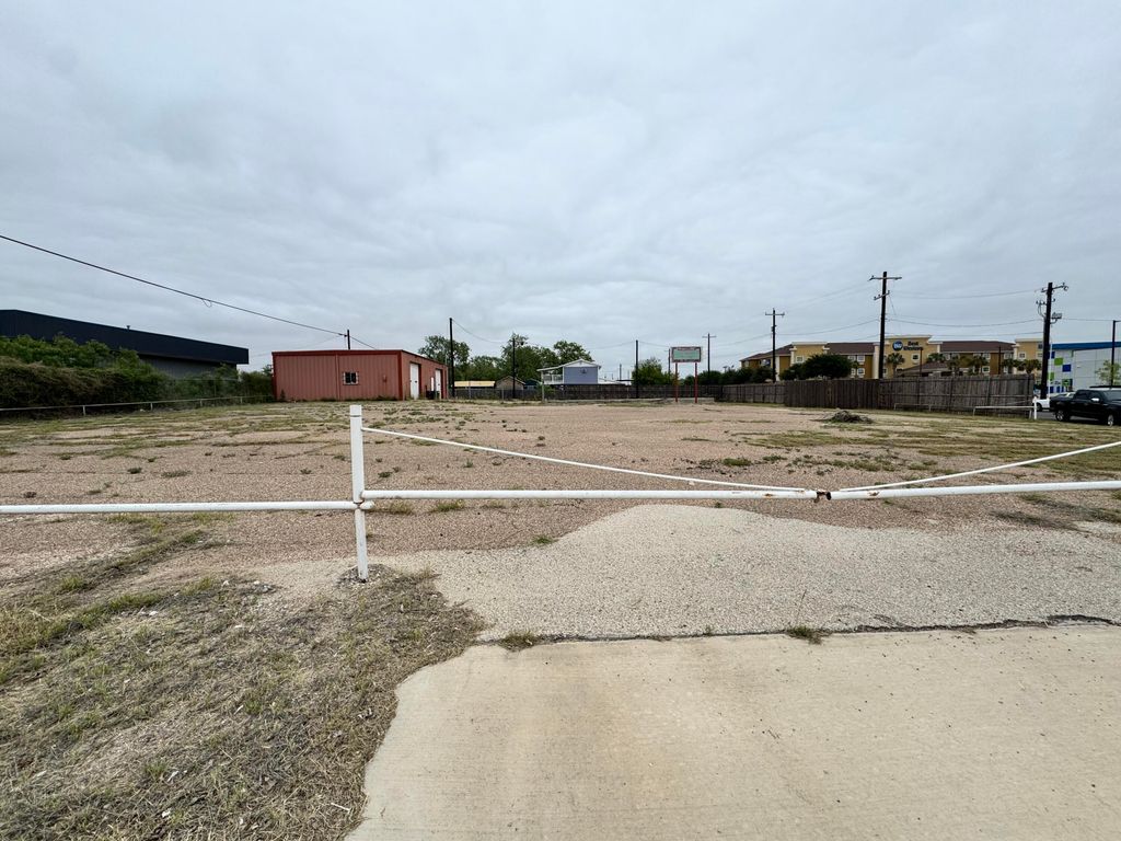 Image 6 of property listing at 1506 N Bryant Boulevard, San Angelo, TX 76903
