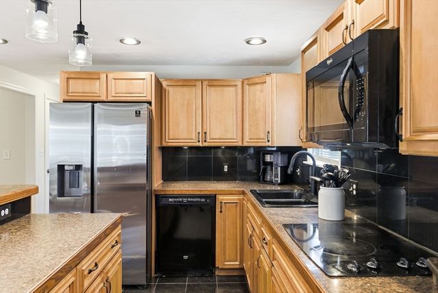 21 Bedford Drive, Grafton, MA 01536