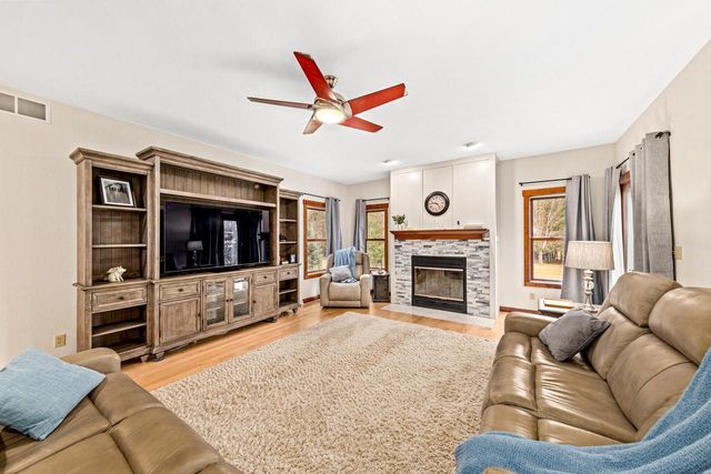 1841 Kissel DRIVE, Hartford, WI 53027