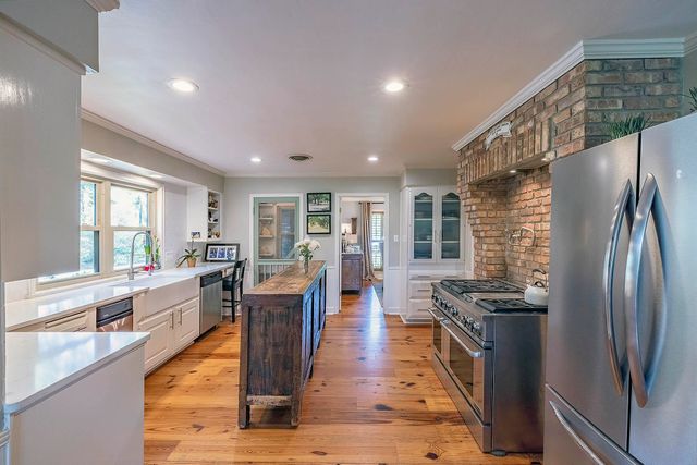 305 Oak Alley Dr, Houma, LA 70360