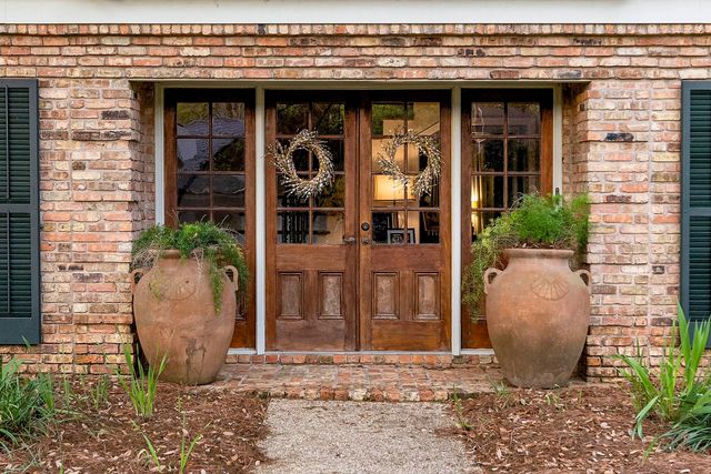 305 Oak Alley Dr, Houma, LA 70360