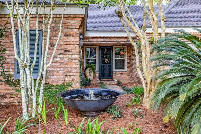 305 Oak Alley Dr, Houma, LA 70360