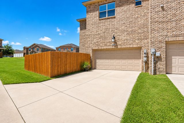 1970 Timber Oaks Drive, Garland, TX 75040
