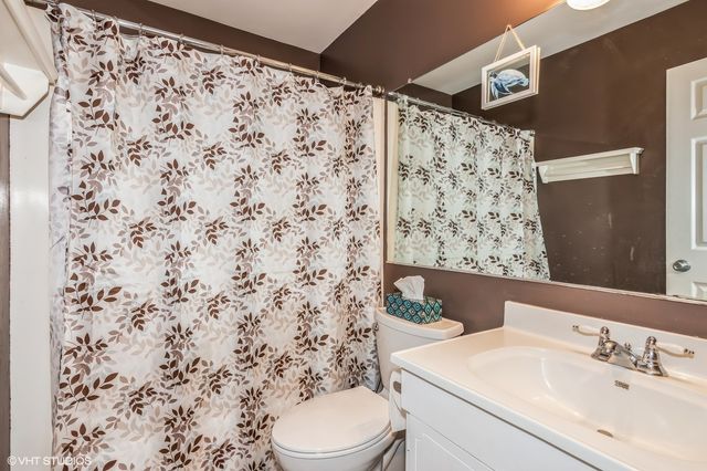 7010 Brighton Court 204, Woodridge, IL 60517