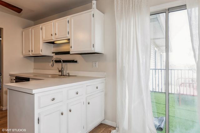 7010 Brighton Court 204, Woodridge, IL 60517