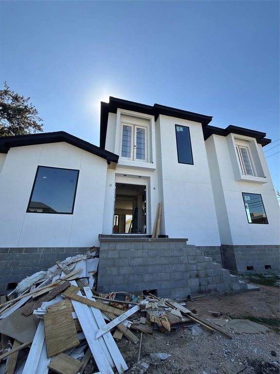 5009 Holt Street, Bellaire, TX 77401