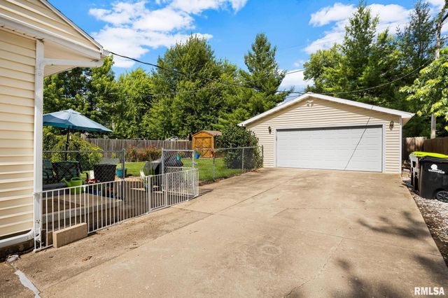 209 N LINNHILL Lane, Washington, IL 61571