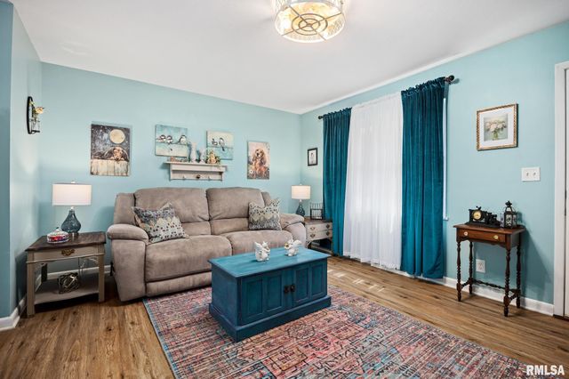 209 N LINNHILL Lane, Washington, IL 61571