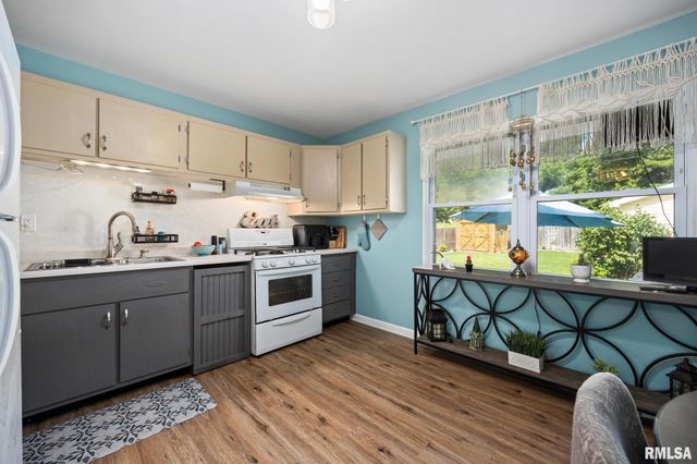 209 N LINNHILL Lane, Washington, IL 61571