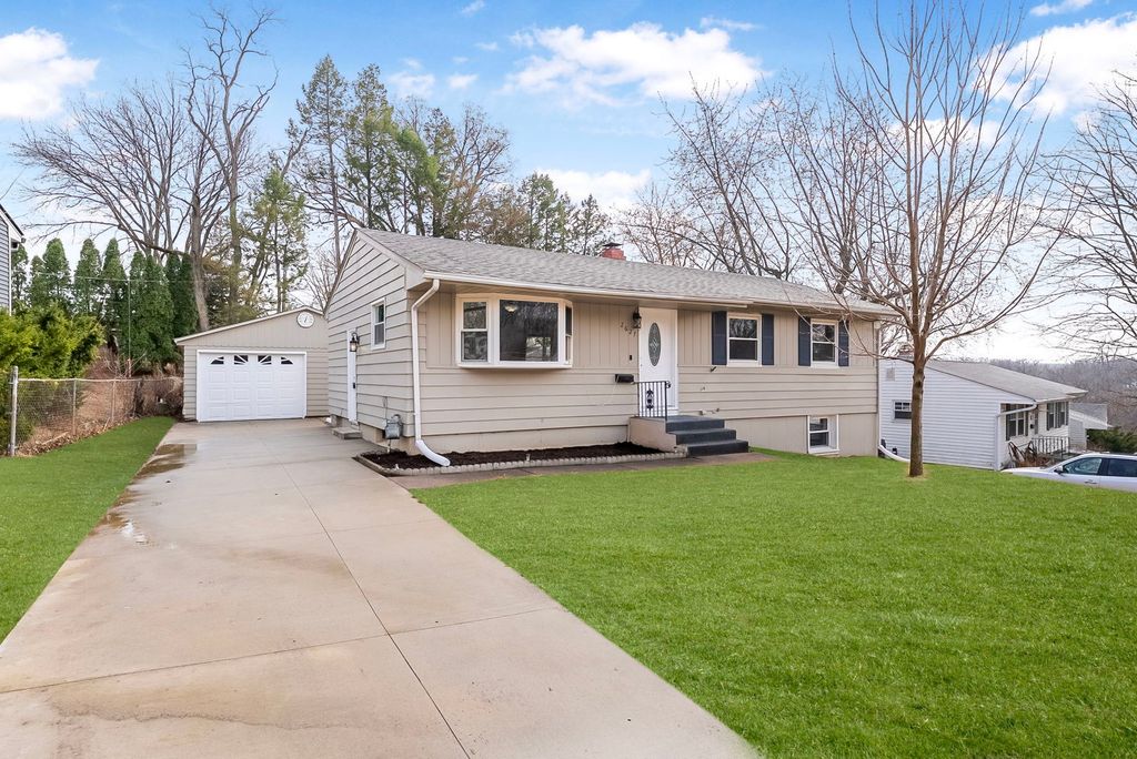 2627 Westwood Place, Davenport, IA 52804