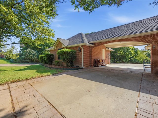 201 Coach House Circle, Fort Worth, TX 76108