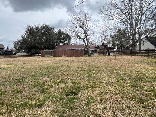 407 Branding Iron Circle, Angleton, TX 77515