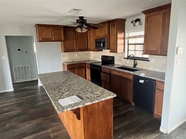 407 Branding Iron Circle, Angleton, TX 77515