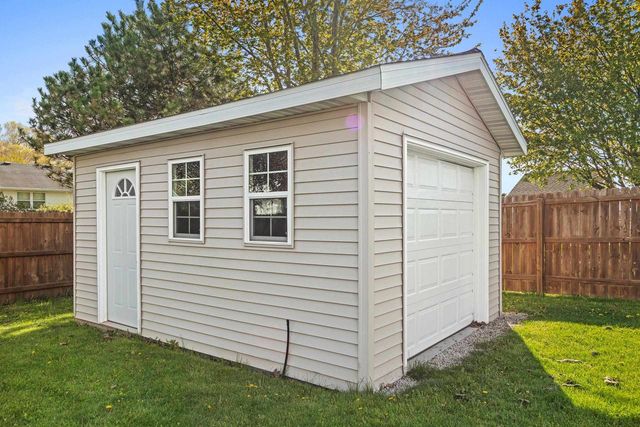 2124 KENSINGTON LANE, Green Bay, WI 54311