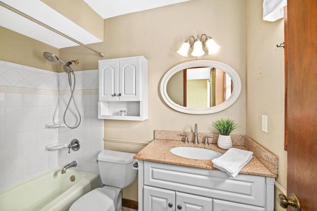 4395 Delphine DRIVE, New Berlin, WI 53151