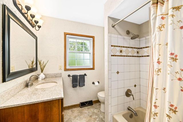 4395 Delphine DRIVE, New Berlin, WI 53151