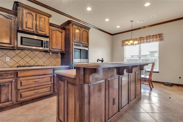 566 W Hunters Court Way, Mustang, OK 73064