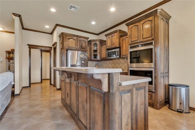 566 W Hunters Court Way, Mustang, OK 73064