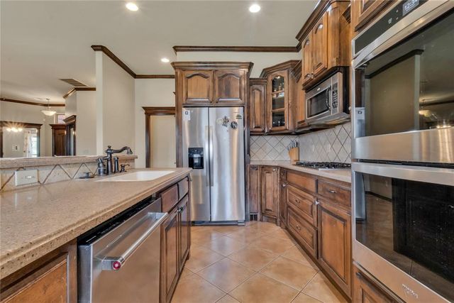 566 W Hunters Court Way, Mustang, OK 73064