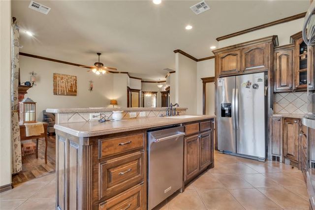 566 W Hunters Court Way, Mustang, OK 73064