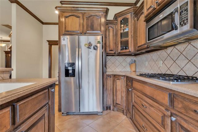 566 W Hunters Court Way, Mustang, OK 73064