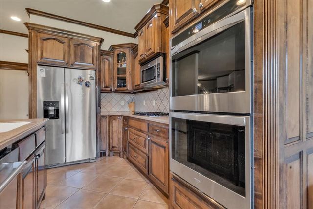 566 W Hunters Court Way, Mustang, OK 73064