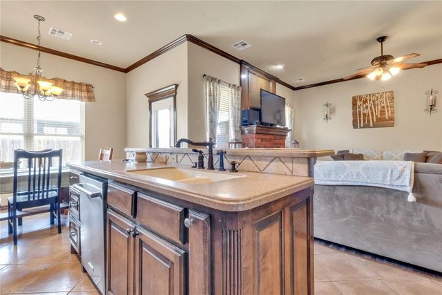 566 W Hunters Court Way, Mustang, OK 73064