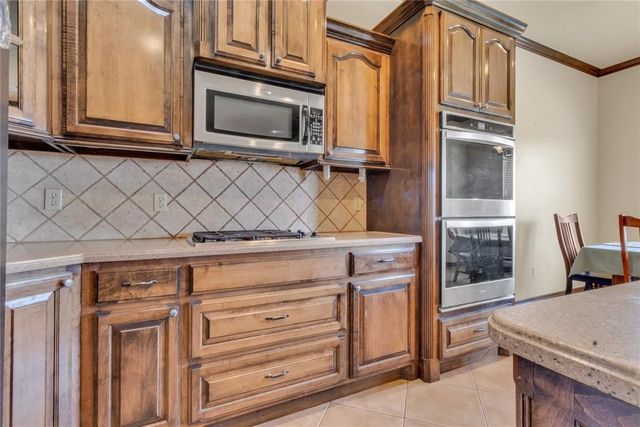 566 W Hunters Court Way, Mustang, OK 73064