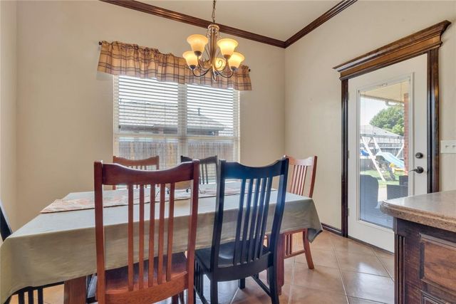 566 W Hunters Court Way, Mustang, OK 73064
