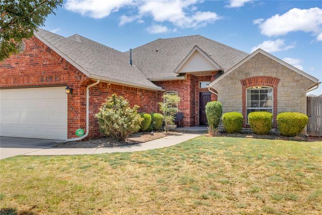 566 W Hunters Court Way, Mustang, OK 73064