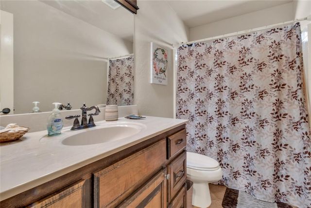 566 W Hunters Court Way, Mustang, OK 73064