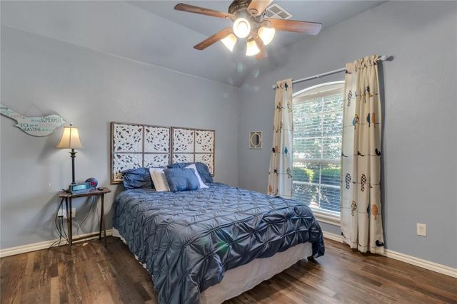 566 W Hunters Court Way, Mustang, OK 73064