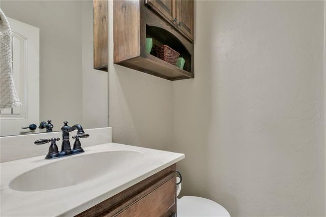 566 W Hunters Court Way, Mustang, OK 73064