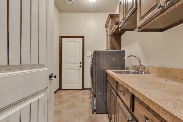 566 W Hunters Court Way, Mustang, OK 73064