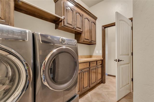 566 W Hunters Court Way, Mustang, OK 73064