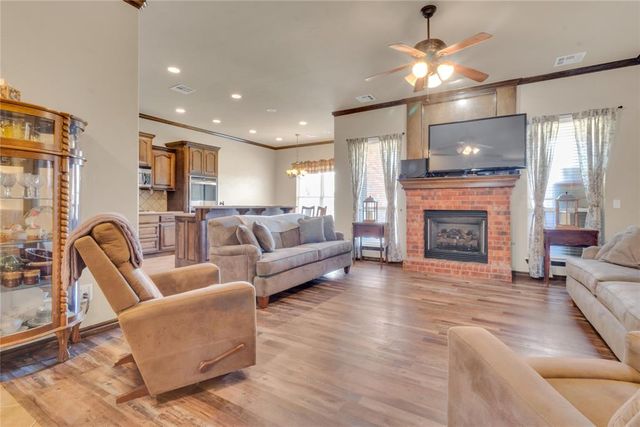 566 W Hunters Court Way, Mustang, OK 73064