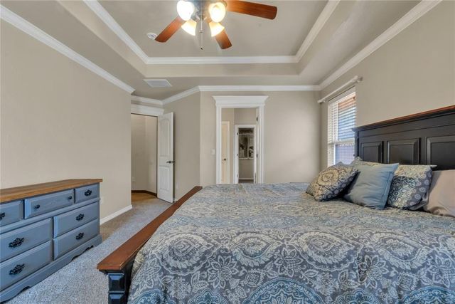 566 W Hunters Court Way, Mustang, OK 73064