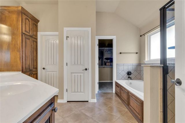 566 W Hunters Court Way, Mustang, OK 73064